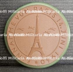 MÉDAILLE EN PORCELAINE DE MEISSEN EN SOUVENIR DE LA CAMPAGNE DE FRANCE. — photo 1