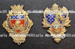 LOT DE DEUX INSIGNES DE FONCTION DU CONSEIL DÉPARTEMENTAL DE LA SEINE ET DE MEMBRE DU CONSEIL MUNICIPAL DE PARIS AVEC LEURS ÉCHARPES DE FONCTION CORRESPONDANTES. VERS 1940-1942.
