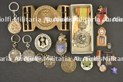 Lot d'insignes et divers