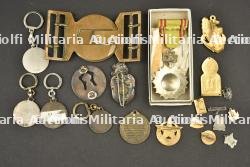Lot d'insignes et divers — miniature 2