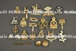 Ensemble de 24 insignes et boutons de cavalerie et Yeomanry britanniques