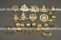 Ensemble de 27 insignes et boutons de régiments d'infanterie anglais
