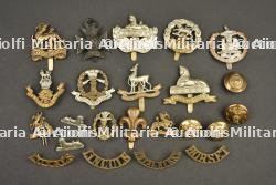 Ensemble de 24 insignes et boutons de régiments d'infanterie anglais