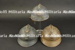 Ensemble de casques Adrian modèle 1915. Set of Model 1915 Adrian helmets.