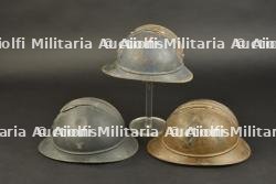 Ensemble de casques Adrian modèle 1915. Set of Model 1915 Adrian helmets. — photo 3