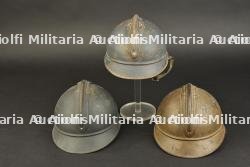 Ensemble de casques Adrian modèle 1915. Set of Model 1915 Adrian helmets. — miniature 4