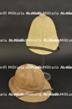 Ensemble de casques coloniaux. Pair of colonial helmets.