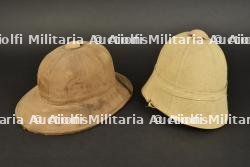 Ensemble de casques coloniaux. Pair of colonial helmets. — miniature 6