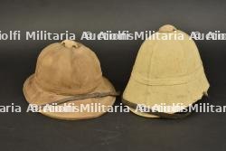 Ensemble de casques coloniaux. Pair of colonial helmets. — photo 9