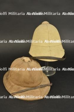 Ensemble de casques coloniaux. Pair of colonial helmets. — photo 10