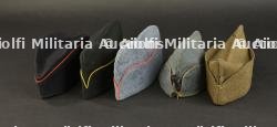 Ensemble de bonnets de police. Assortment of side caps.