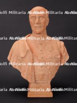 Buste en terre cuite du Maréchal Pétain. Terracotta bust of Marshal Pétain.