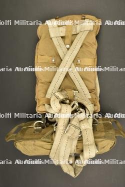 Harnais de parachute A-3 avec housse de parachute ventral. — photo 2