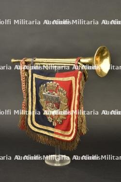 Trompette et flamme de la Garde républicaine de Paris. Paris Republican Guard trumpet and banner.