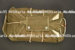 Housse de parachute ventral.