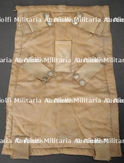 Coussin dorsale de parachute. Parachute back pad.