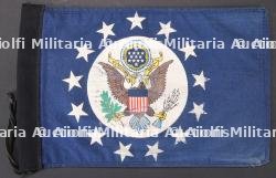 Fanion de voiture de l’ambassadeur des État-Unis en Pologne. Car pennant of the United States Ambassador to Poland.