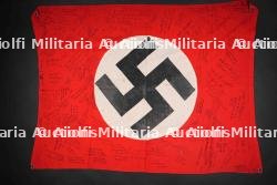 Drapeau de prise signé par des GI. Captured German flag signed by American GIs.
