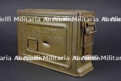 Caisse à munition mitrailleuse 30 US. US .30 Caliber Machine Gun Ammunition Box with Impact Damage.