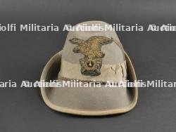 Chapeau de grande tenue de lieutenant du 4eme Régiment des Chasseurs Alpins italien. Lieutenant’s hat of the 4th Italian Alpine Hunters Regiment. — photo 1