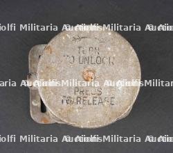 Boucle de parachute de fouille. Excavated Parachute Buckle.