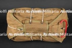 Parachute ventral US. US Chest Reserve Parachute.