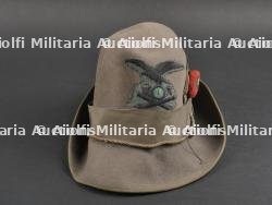 Chapeau de grande tenue d’adjudant du 1er Régiment des Chasseurs Alpins italien. Warrant officer’s hat of the 1st Italian Alpine Fighter Regiment.
