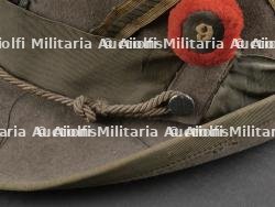 Chapeau de grande tenue d’adjudant du 1er Régiment des Chasseurs Alpins italien. Warrant officer’s hat of the 1st Italian Alpine Fighter Regiment. — miniature 9