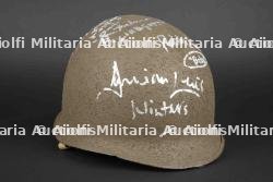 Casque signé par les acteurs de Band of Brothers. Reproduction Paratrooper Helmet Shell Signed by the Cast of Band of Brothers.