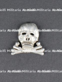 Tête de mort de tradition. Traditional skull and crossbones.