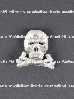 Tête de mort de tradition. Traditional skull and crossbones. — photo 2