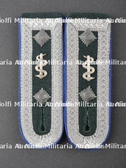 Pattes d'épaule des services de santé. German shoulder tabs.
