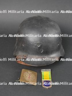 Casque Espagnol Z42 avec plaque de ceinturon et médaille.