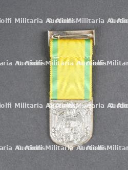 Casque Espagnol Z42 avec plaque de ceinturon et médaille. — miniature 3