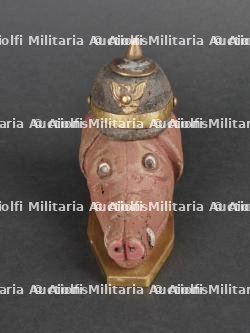Cochon coiffé d'un casque à pointe en bois artisanat de tranchée
