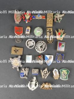 Ensemble d'insignes régimentaires