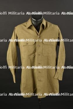 Chemise moutarde.