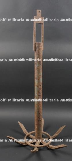 Reproduction de grappin de la pointe du Hoc.