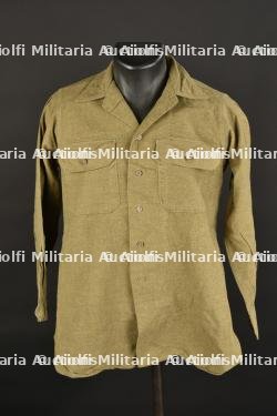 Chemise moutarde.