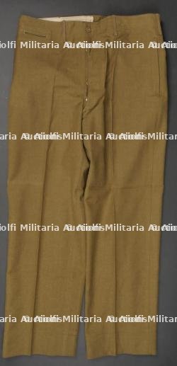 Pantalon moutarde.