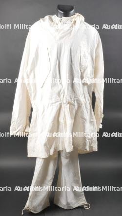 Sur uniforme pour le camouflage hivernal.