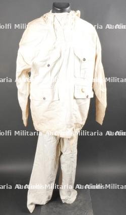 Sur uniforme pour le camouflage hivernal.