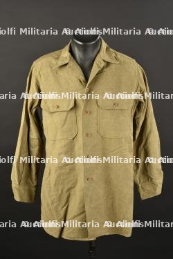 Chemise moutarde.