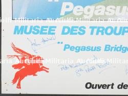 Affiche signée par le Major Howard. — miniature 2
