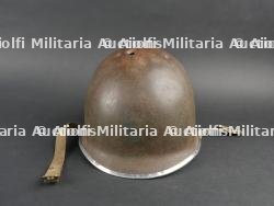 Coque de casque US de la 29ème DI US avec impacts.
