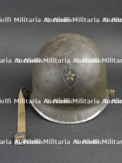 Casque de la 2ème DI US avec impact et identifié.