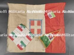 Lot de drapeaux et fanions. Lot of flags and pennants. — photo 1