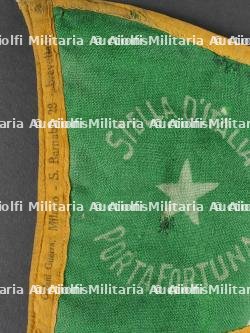 Lot de drapeaux et fanions. Lot of flags and pennants. — miniature 19