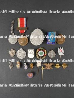 Lot de 21 insignes civils et militaires. Lot of 21 civilian and military badges. — miniature 1