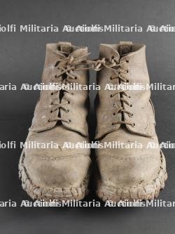 Paire de brodequins des troupes de montagne italienne. Pair of Italian mountain troop brodequins. — photo 1